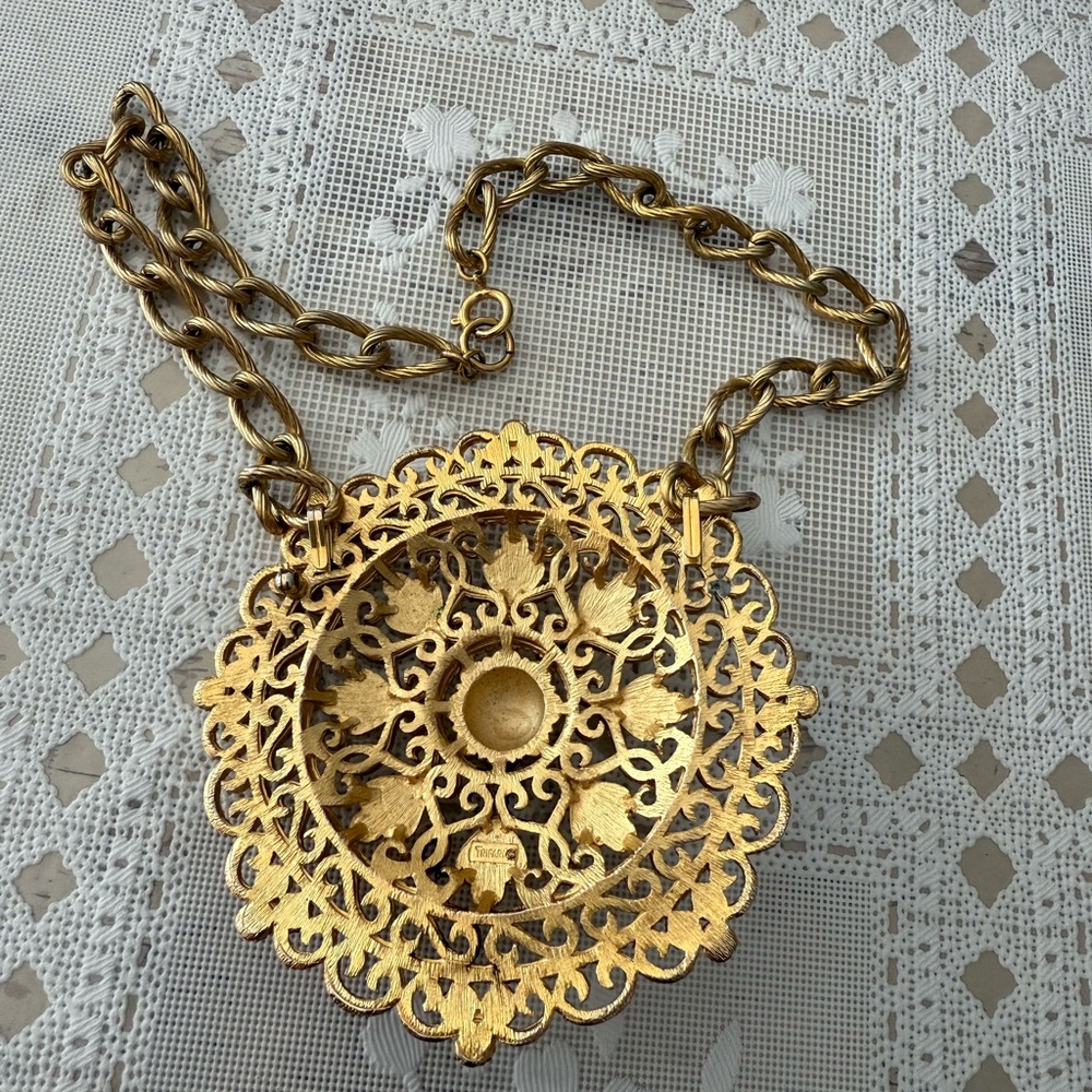 Elegant Crown Trifari Gold Tone Necklace - Picture 2 of 4